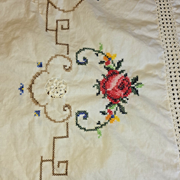 VTG Embroidered Cross Stitch Linen Tablecloth 112x64 White Crochet Edge Handmade - Picture 11 of 16